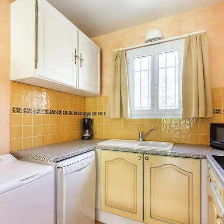 度假居 Comfortable With Swimming Pool, Cleaning Included 阿爾勒